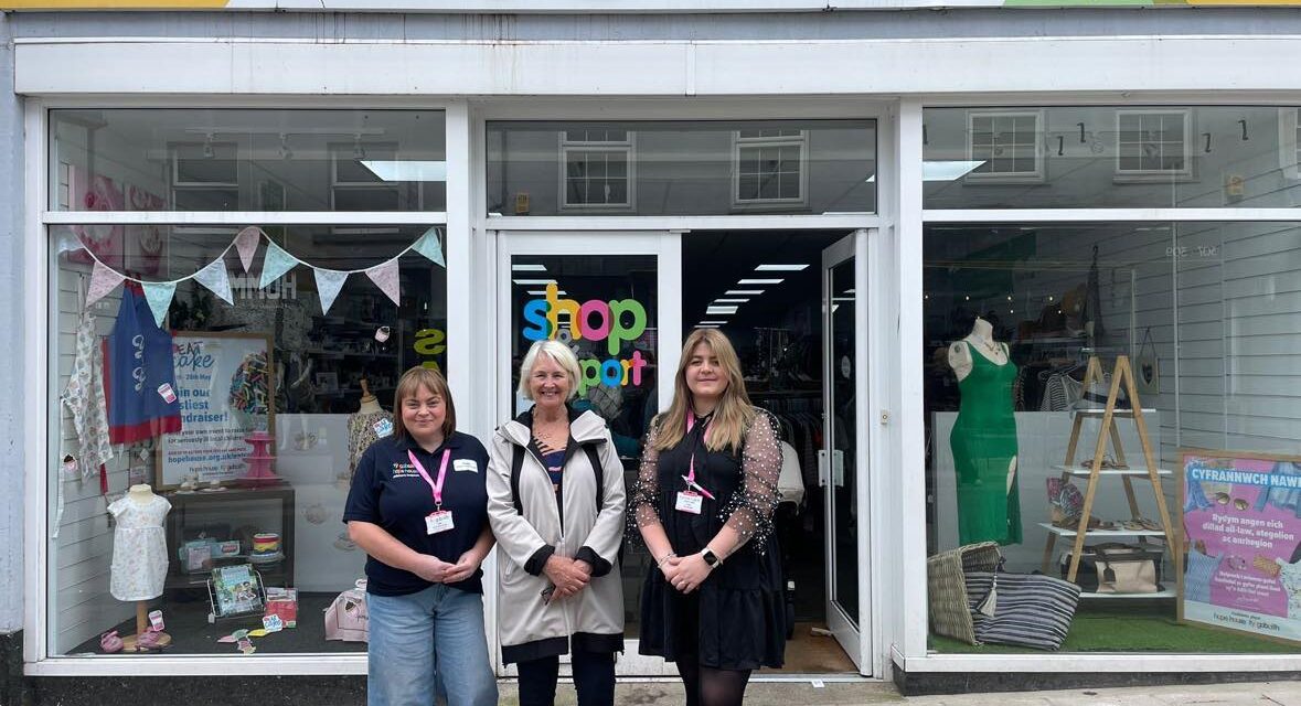MS joins call for more volunteers at Tŷ Gobaith shop in Bangor