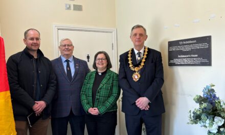 Bangor City Council Unveils Plaque Commemorating Owain Glyndŵr’s Historic Agreement